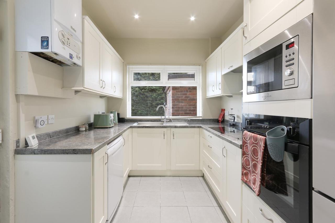 Home From Home: Spacious 4-Bed Worker & Group Retreat Rotherham Exterior photo