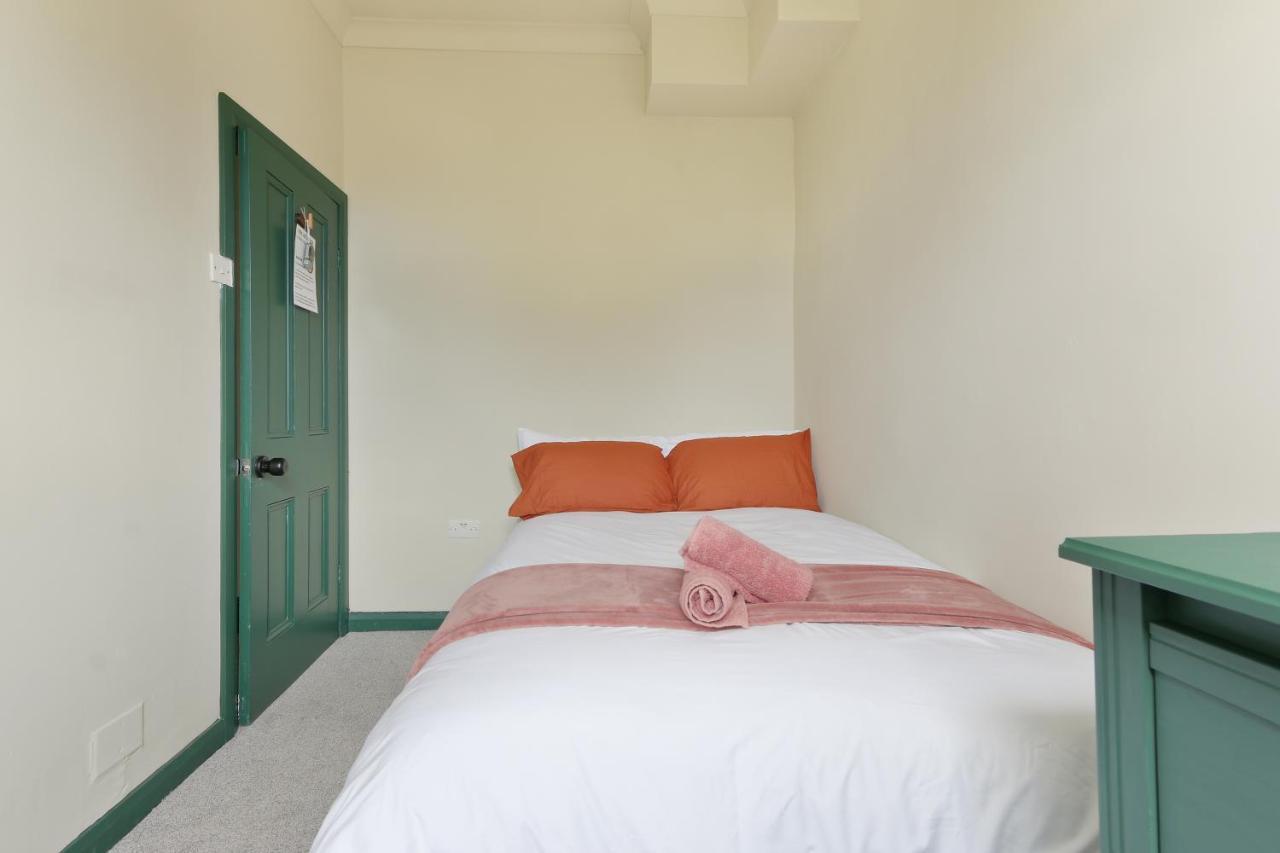 Home From Home: Spacious 4-Bed Worker & Group Retreat Rotherham Exterior photo