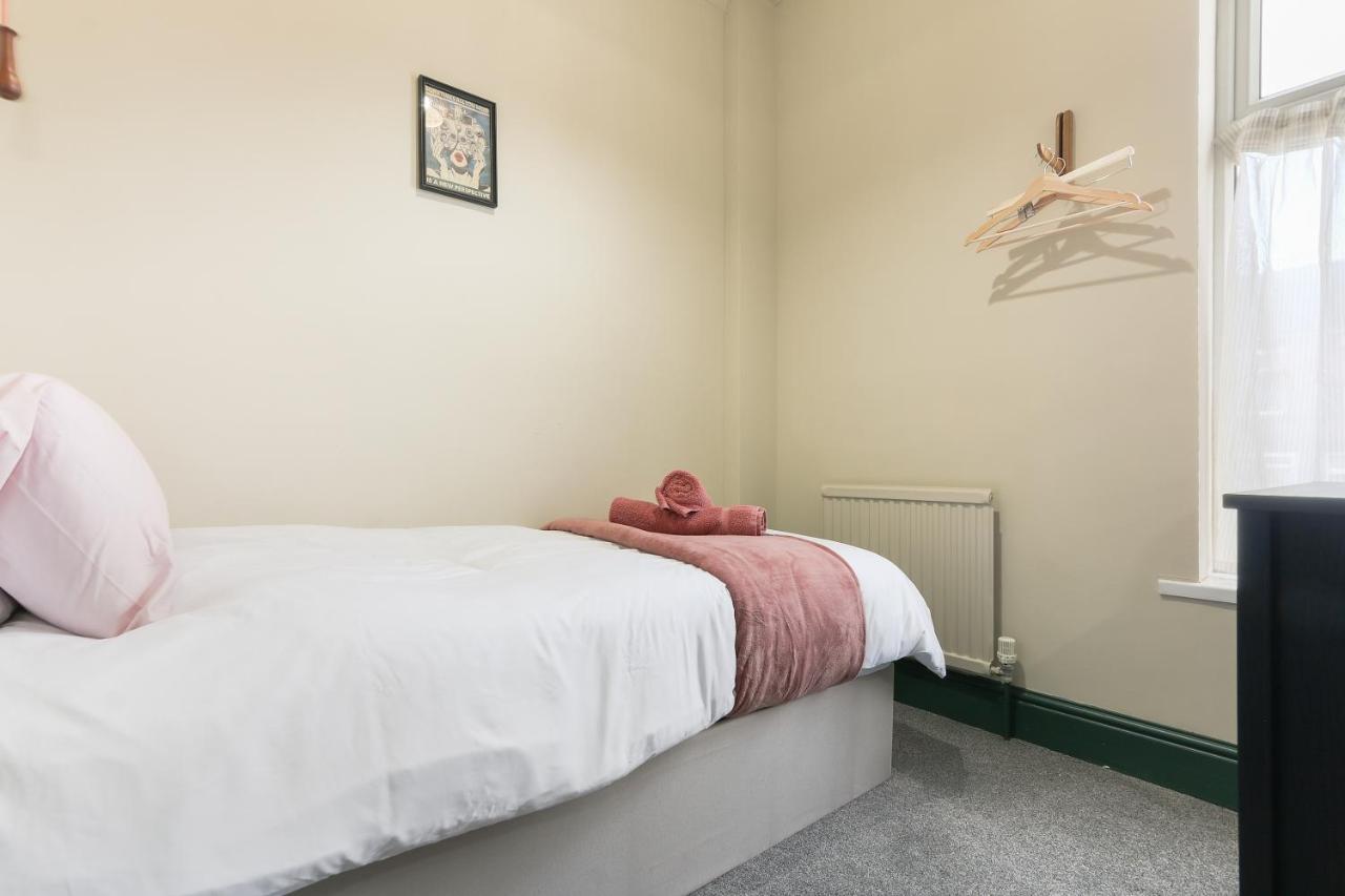 Home From Home: Spacious 4-Bed Worker & Group Retreat Rotherham Exterior photo